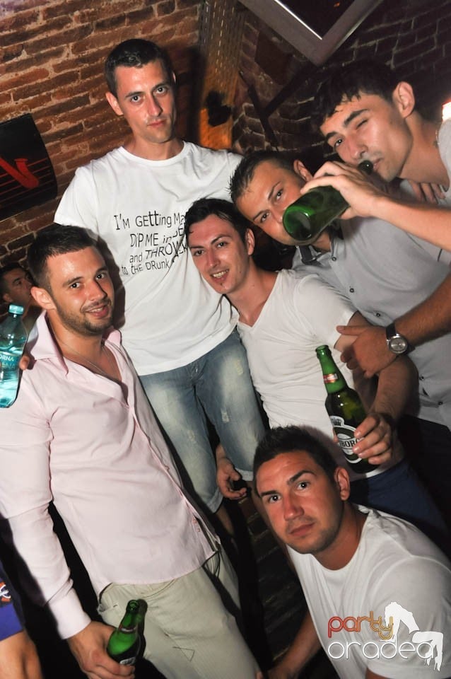 Caveman and Prody in the Mix în Escape,