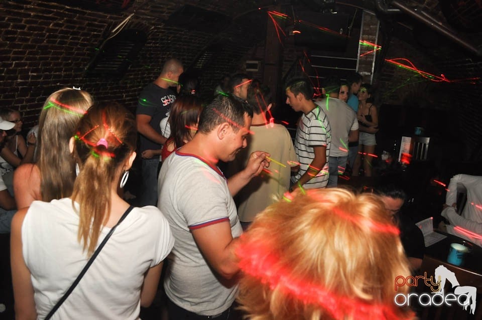 Caveman and Prody in the Mix în Escape,