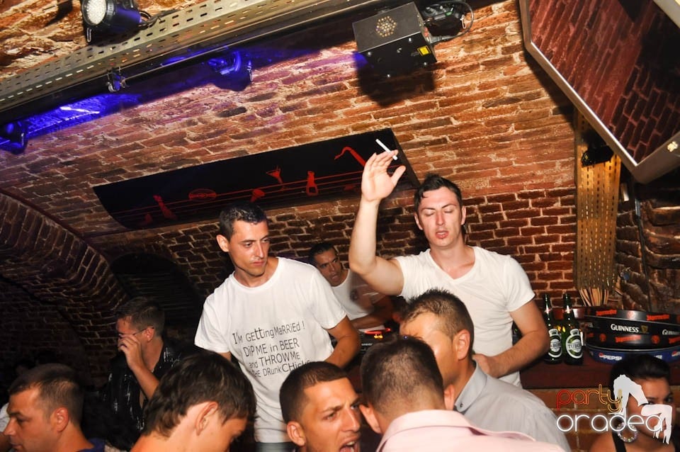 Caveman and Prody in the Mix în Escape,