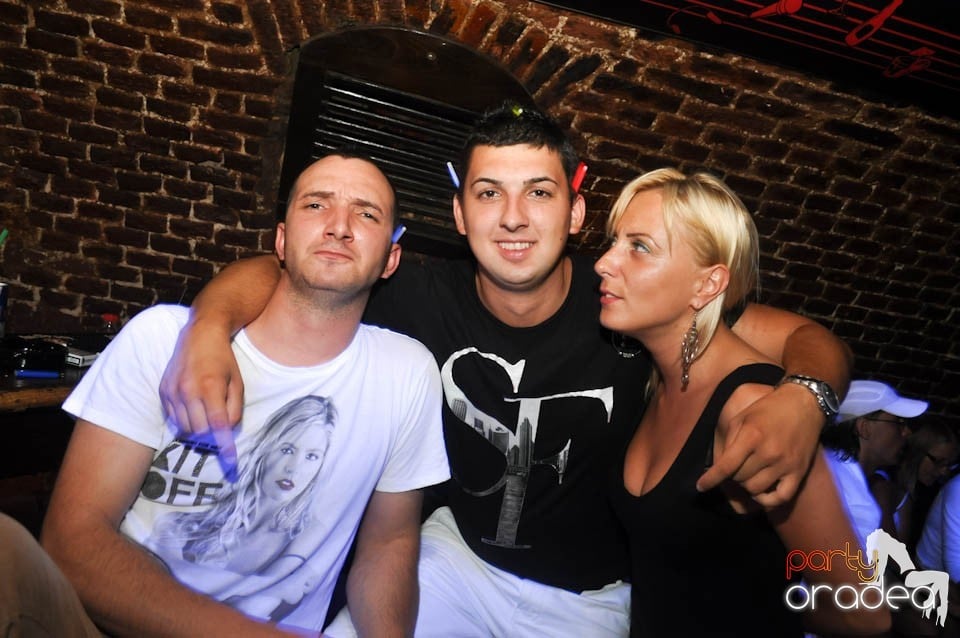 Caveman and Prody in the Mix în Escape,