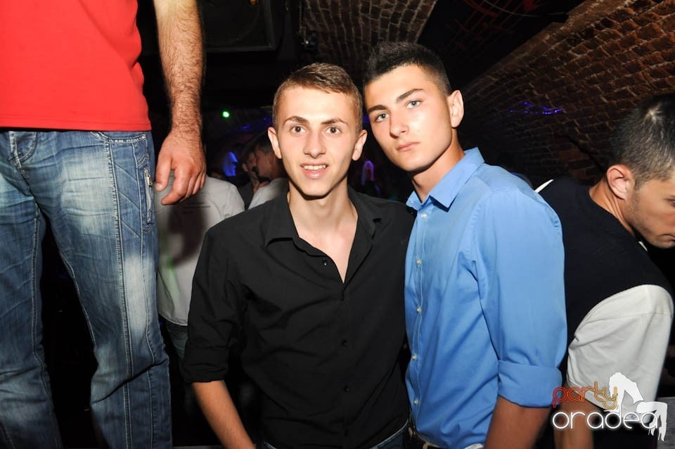 Caveman and Prody in the Mix în Escape,