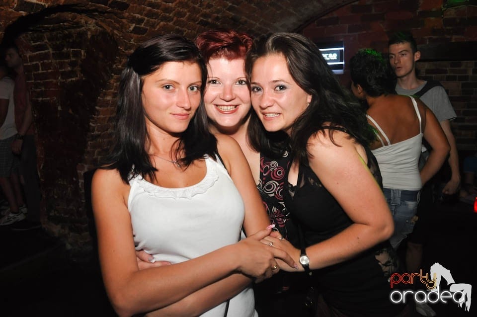 Caveman and Prody in the Mix în Escape,