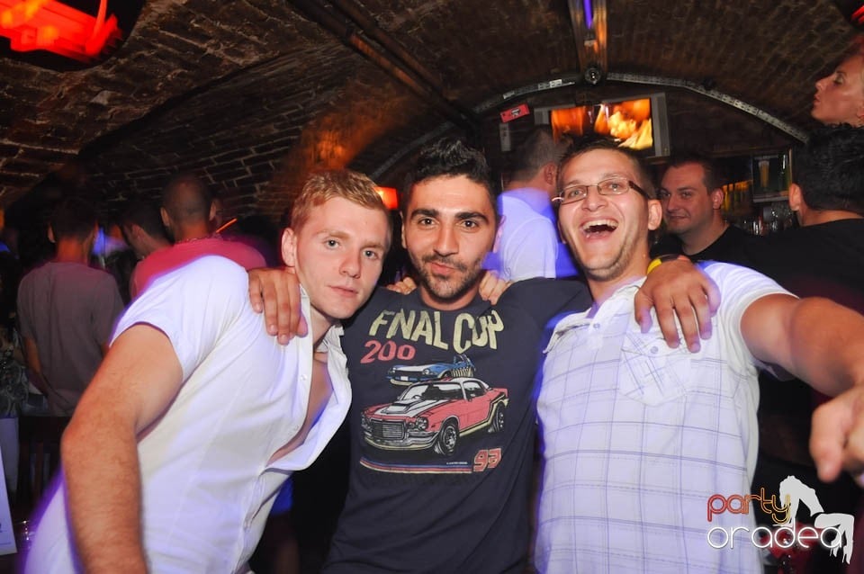Caveman and Prody in the Mix în Escape,