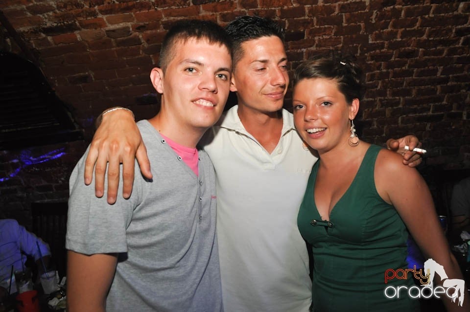 Caveman and Prody in the Mix în Escape,