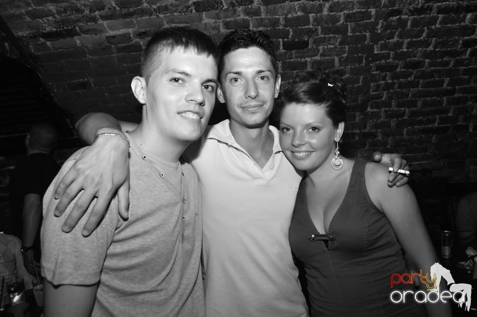 Caveman and Prody in the Mix în Escape,
