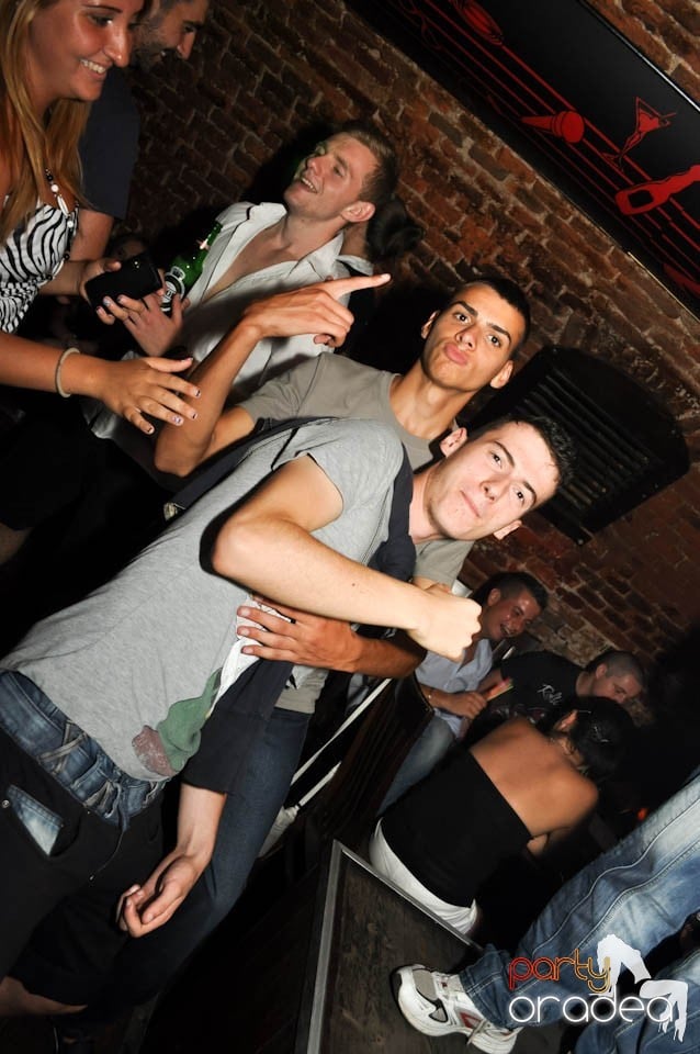 Caveman and Prody in the Mix în Escape,