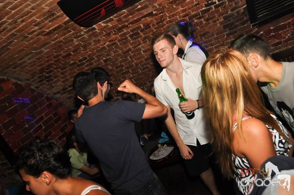 Caveman and Prody in the Mix în Escape,