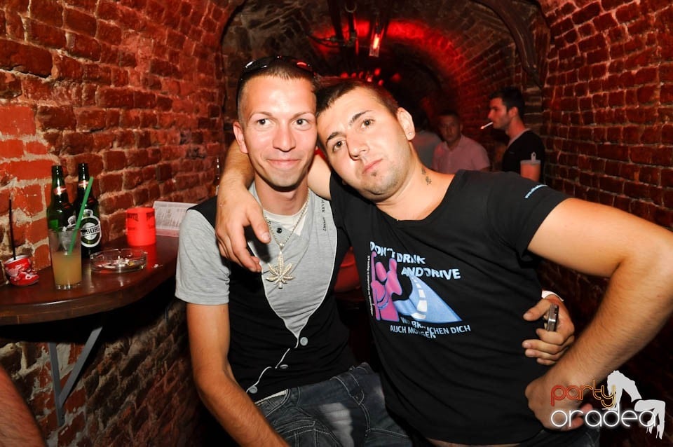 Caveman and Prody in the Mix în Escape,