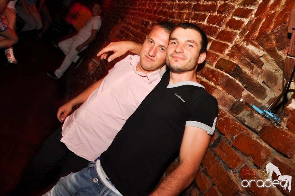 Caveman and Prody in the Mix în Escape,