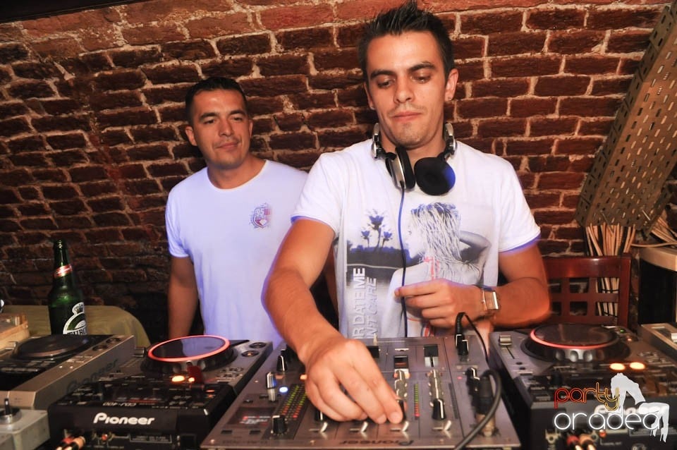 Caveman and Prody in the Mix în Escape,