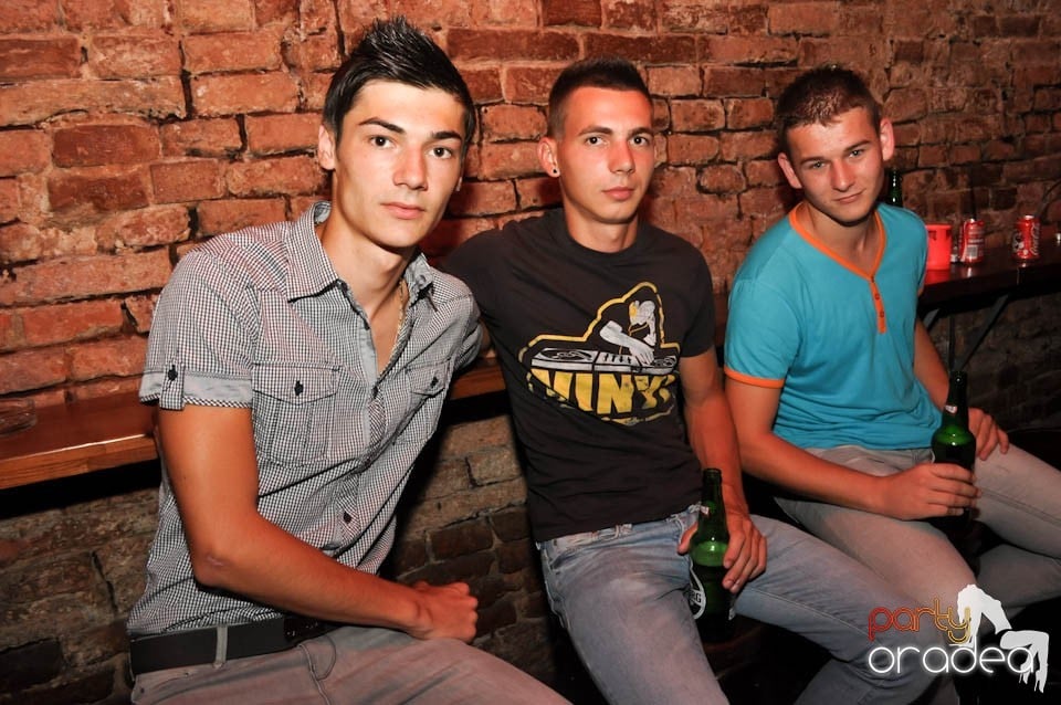Caveman and Prody in the Mix în Escape,