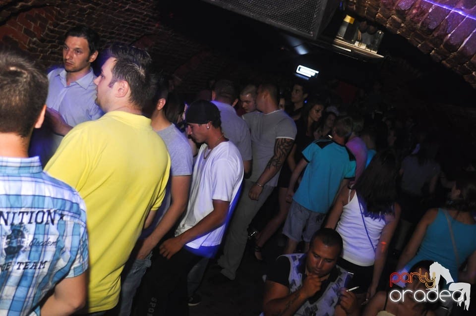 Caveman and Prody in the Mix în Escape,