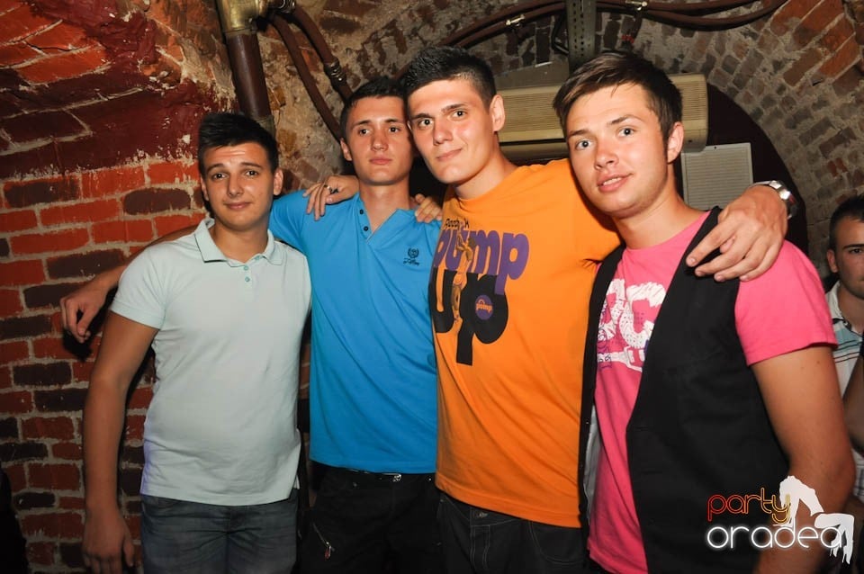 Caveman and Prody in the Mix în Escape,