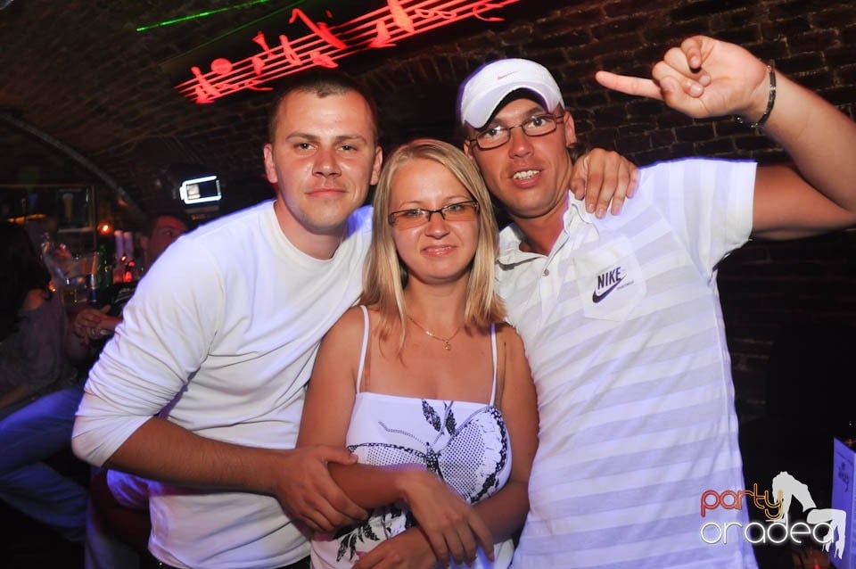 Caveman and Prody in the Mix în Escape,