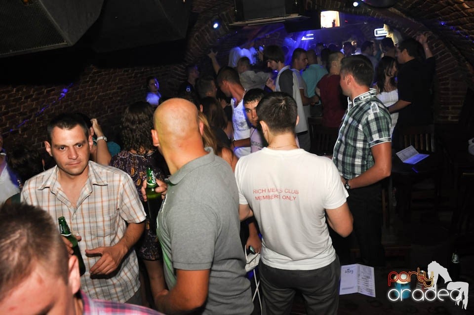 Caveman and Prody in the Mix în Escape,