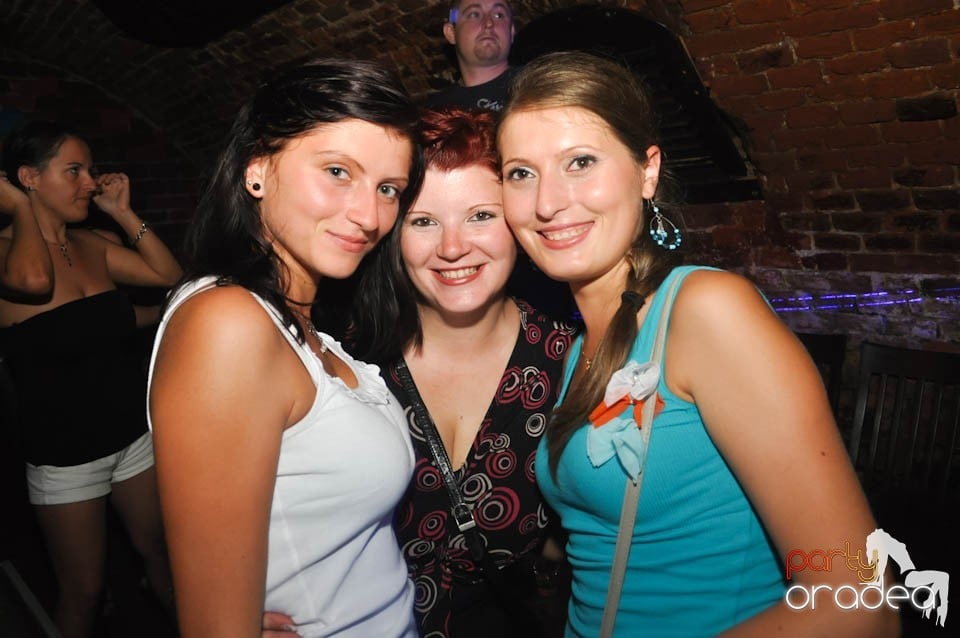 Caveman and Prody in the Mix în Escape,