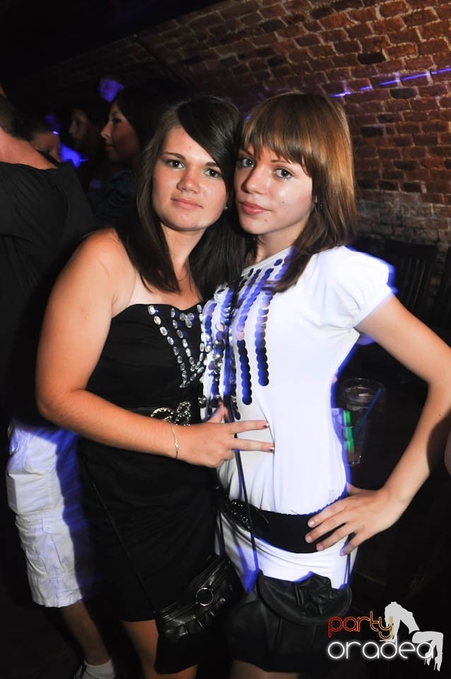 Caveman and Prody in the Mix în Escape,