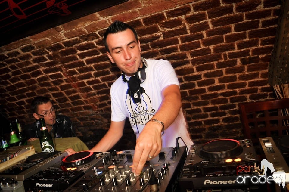 Caveman and Prody in the Mix în Escape,