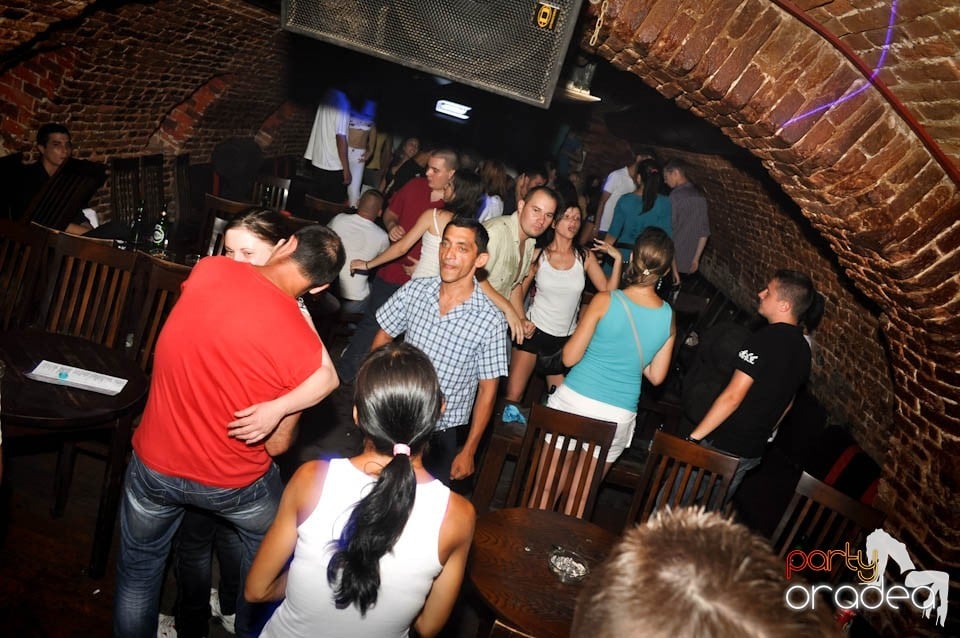 Caveman and Prody in the Mix în Escape,