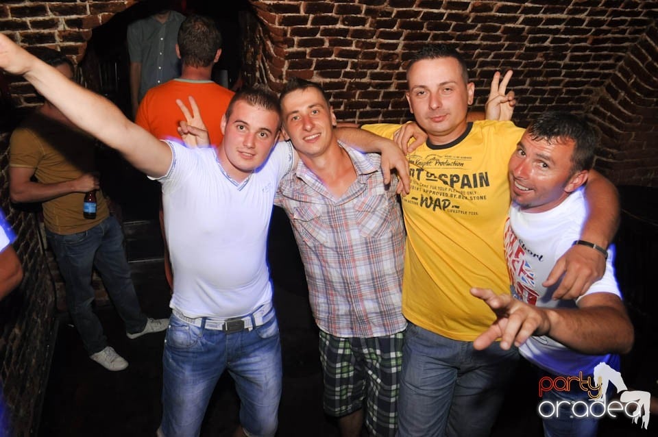 Caveman and Prody in the Mix în Escape,