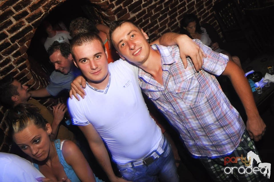Caveman and Prody in the Mix în Escape,