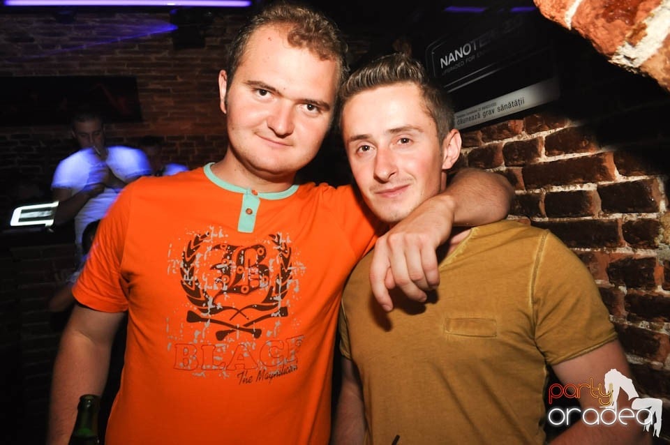 Caveman and Prody in the Mix în Escape,