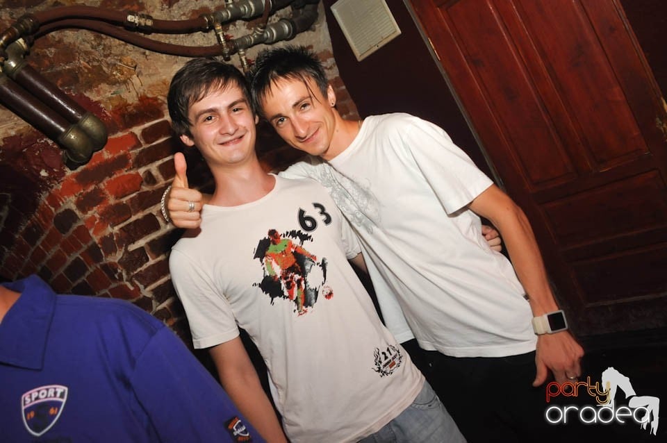 Caveman and Prody in the Mix în Escape,