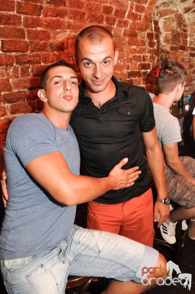 Caveman and Prody in the Mix în Escape,