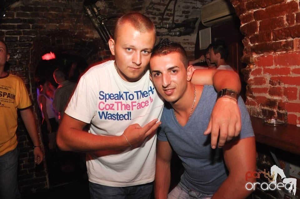 Caveman and Prody in the Mix în Escape,