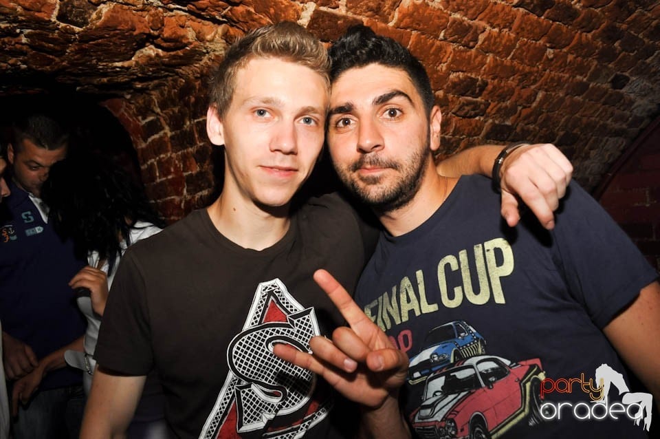 Caveman and Prody in the Mix în Escape,