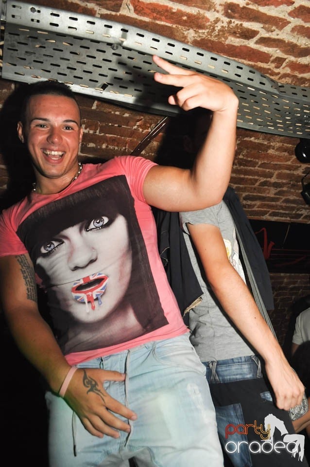 Caveman and Prody in the Mix în Escape,