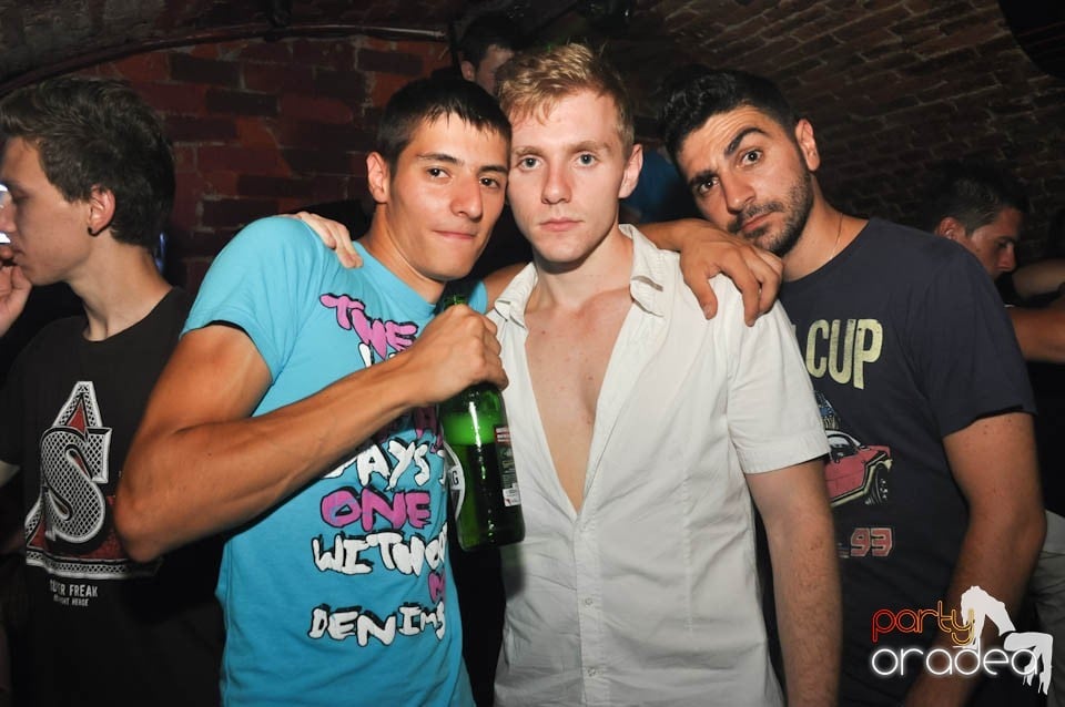 Caveman and Prody in the Mix în Escape,