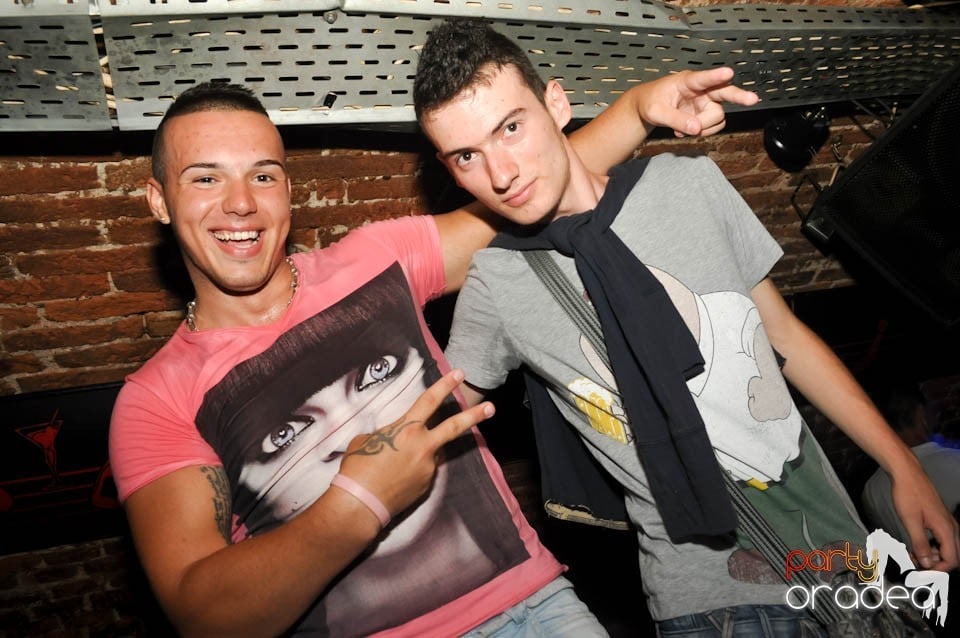 Caveman and Prody in the Mix în Escape,