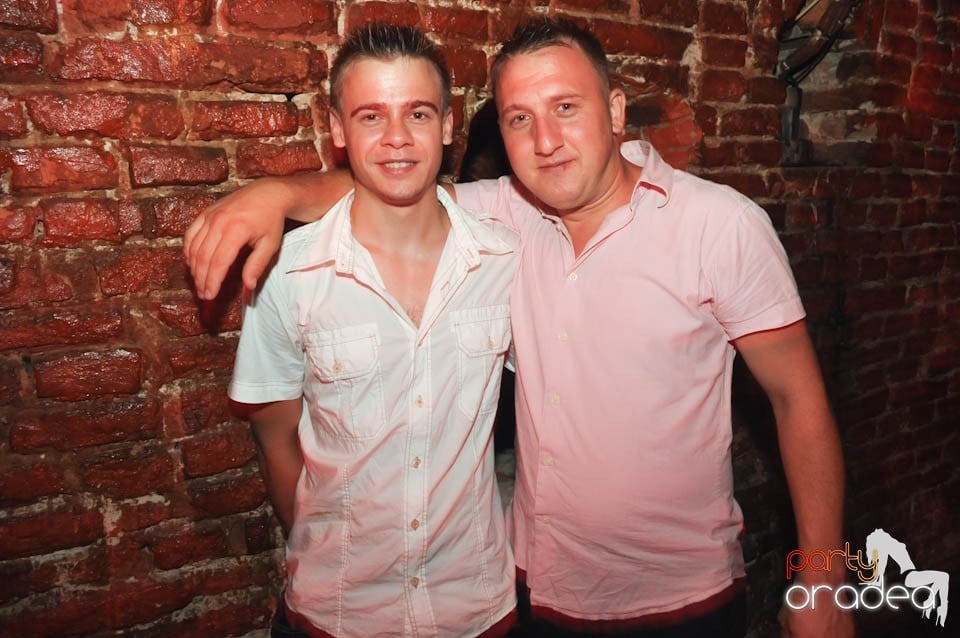 Caveman and Prody in the Mix în Escape,