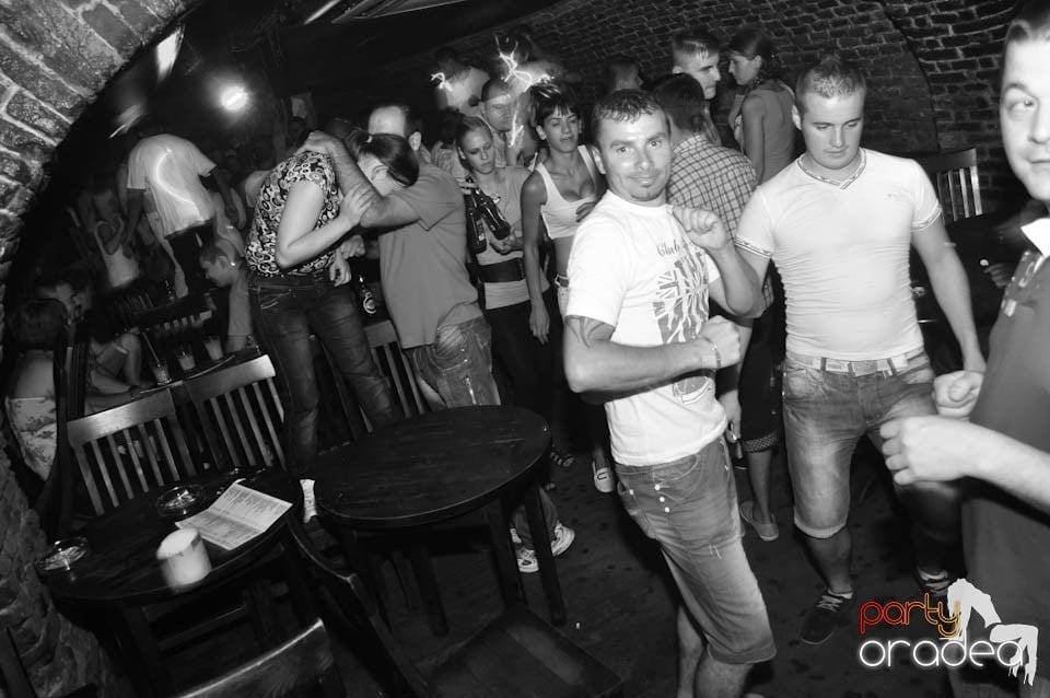 Caveman and Prody in the Mix în Escape,