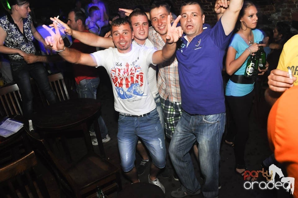 Caveman and Prody in the Mix în Escape,