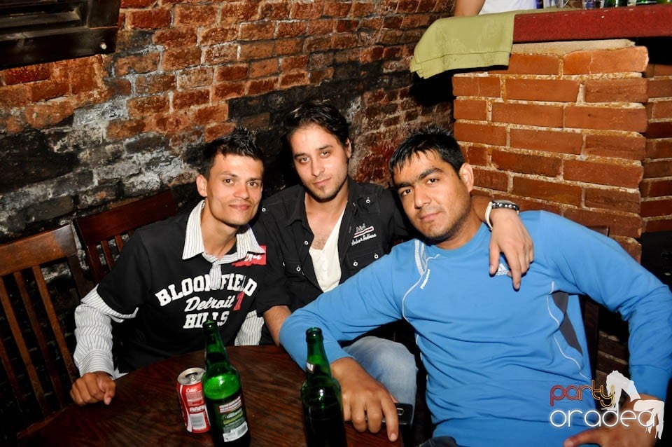 Caveman and Prody in the Mix în Escape,