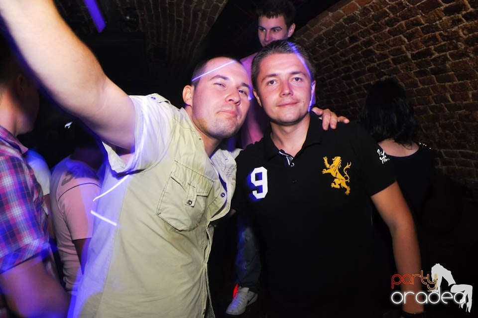 Caveman and Prody in the Mix în Escape,