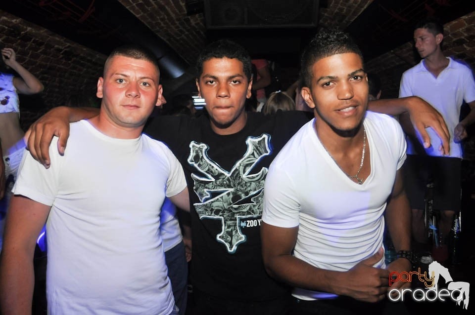 Caveman and Prody in the Mix în Escape,