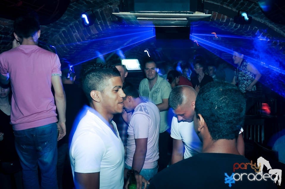Caveman and Prody in the Mix în Escape,