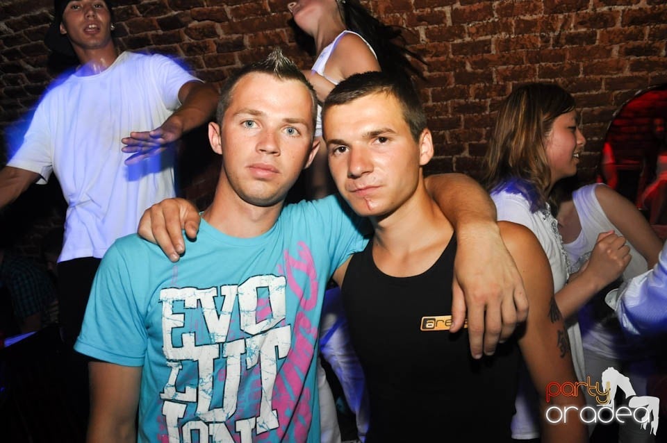 Caveman and Prody in the Mix în Escape,