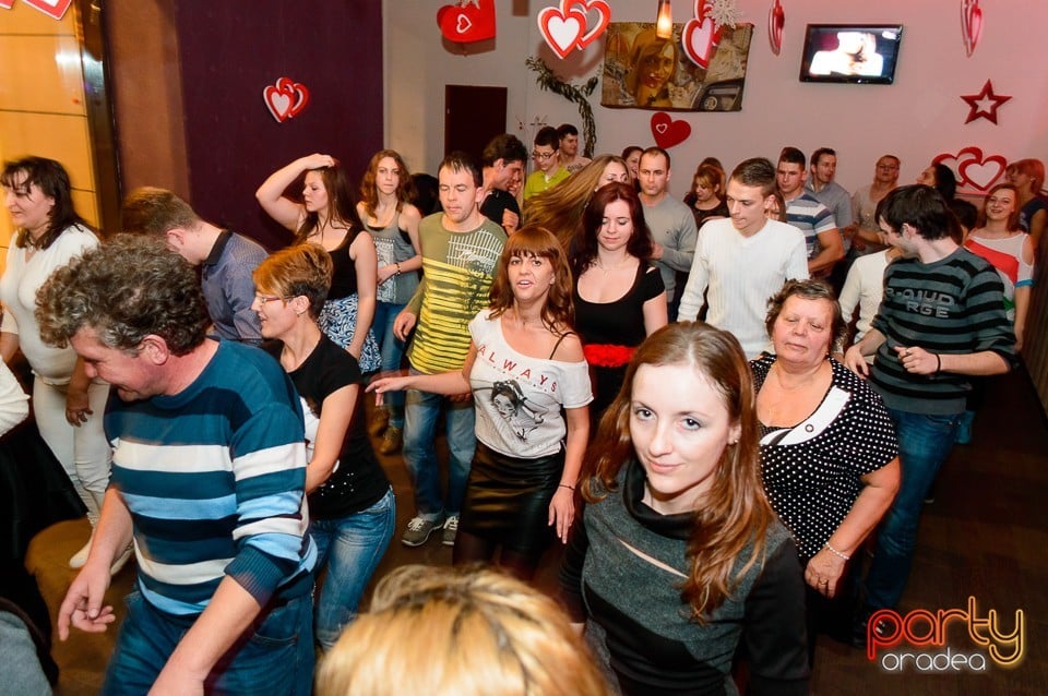 Dans şi distracţie în Blondy's Art Café, 