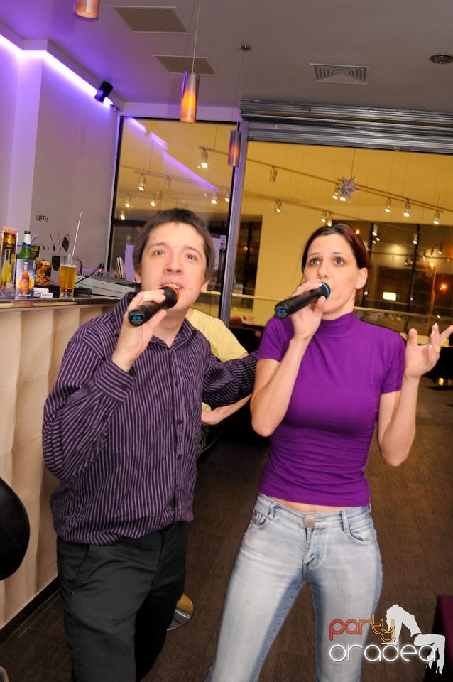 Dans şi karaoke în Blondy's Art Café, 