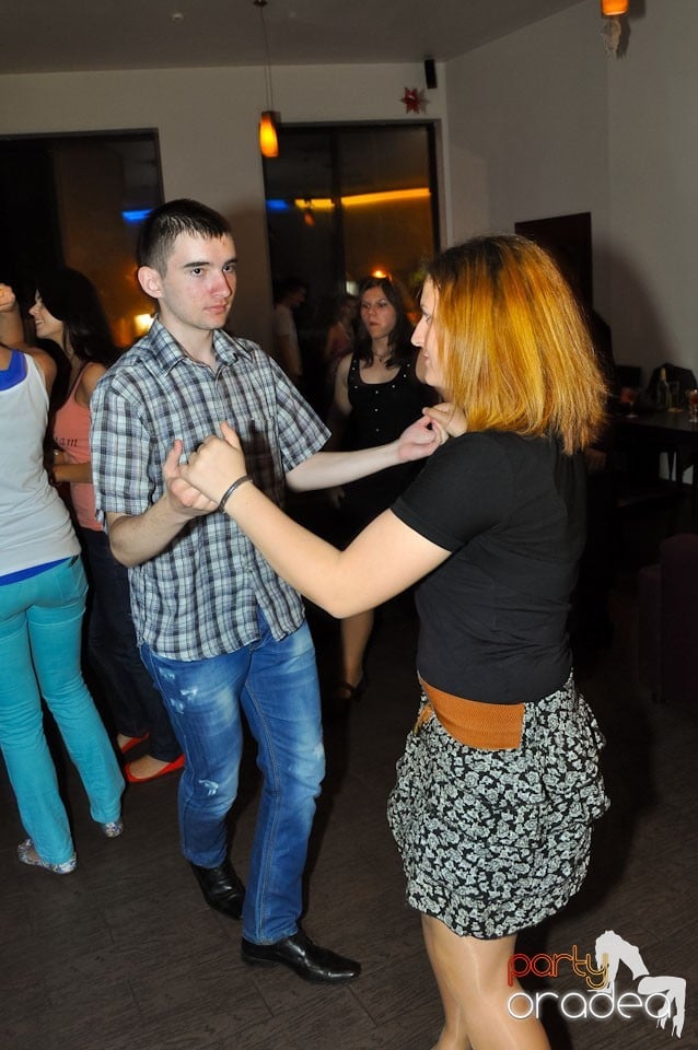 Dans şi voie bună în Blondy's Art Café,
