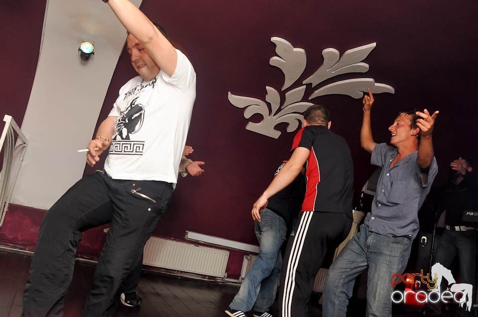 Dessert Band Live în Club Atti's,