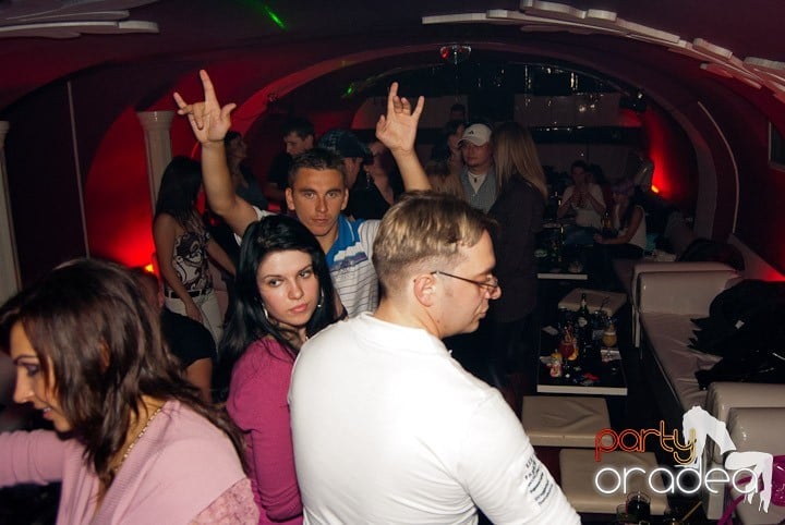 Distracţie cu LL Junior în Club Atti's,
