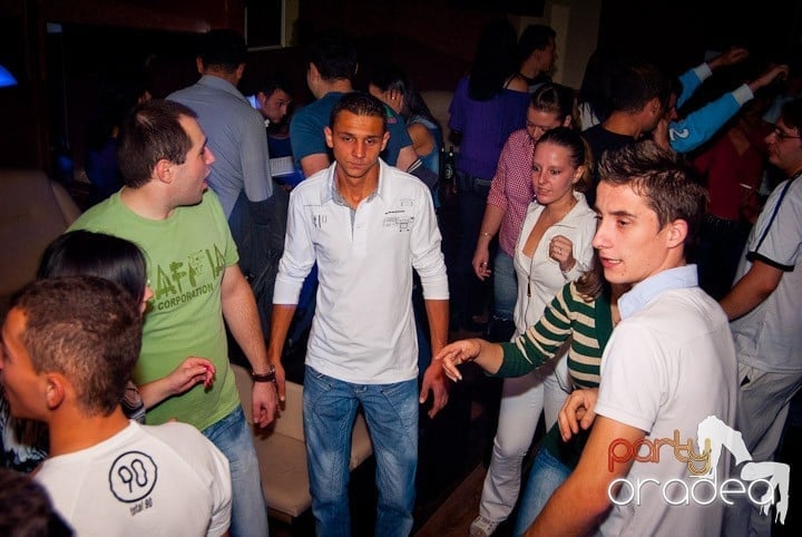 Distracţie de weekend în Club Seven, 