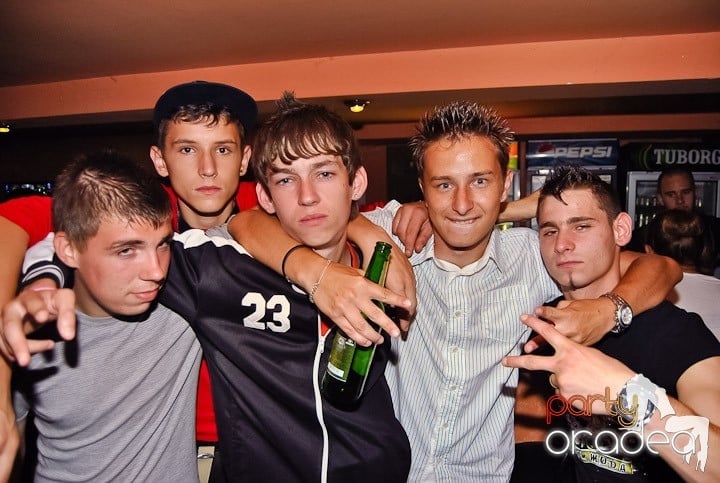 Distracţie de weekend în Club Seven, 