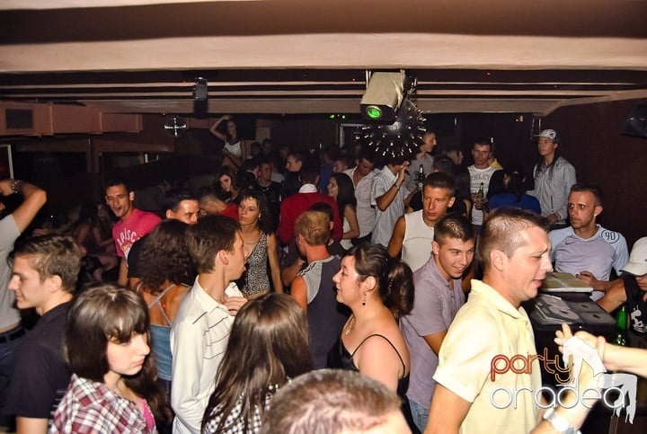 Distracţie de weekend în Club Seven, 