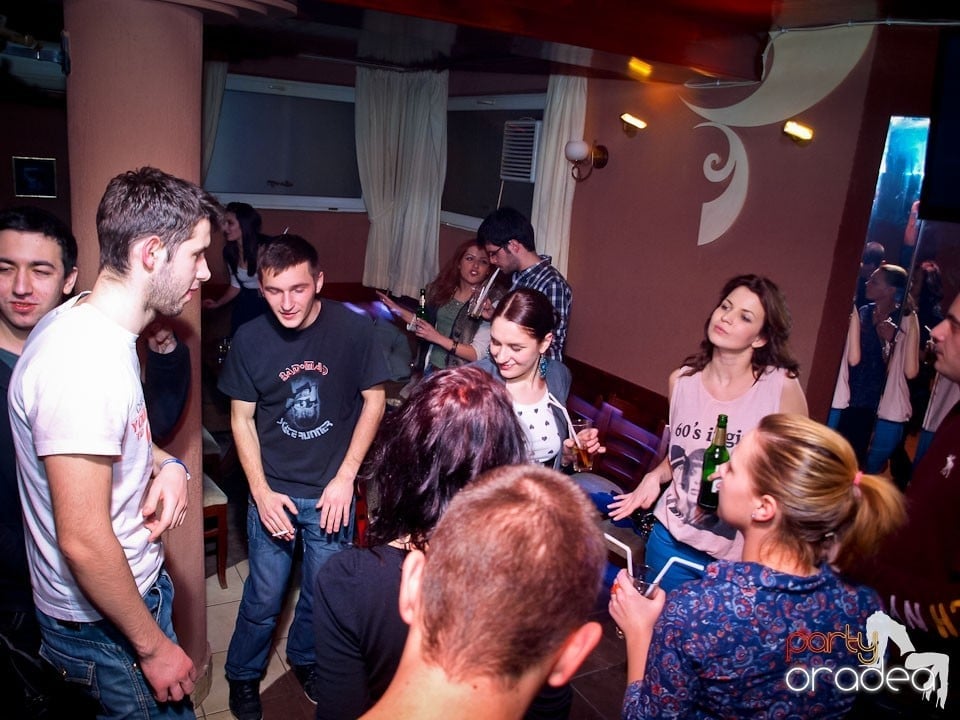 Distracţie în Chanson Café, 